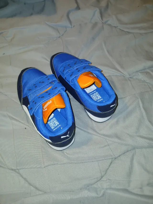 Zapatillas niño Puma azules, naranjas y blancas