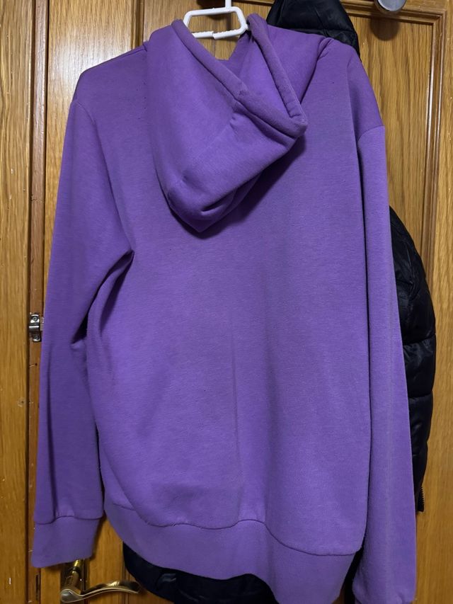 Sudadera lila con capucha