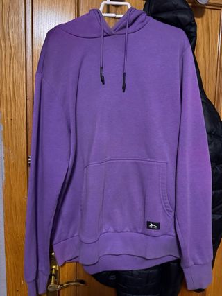 Sudadera lila con capucha