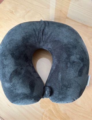 Almohada de viaje gris