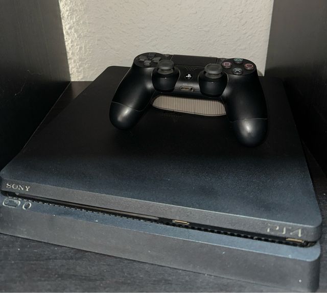 PlayStation 4 Slim - 500GB + Mando original