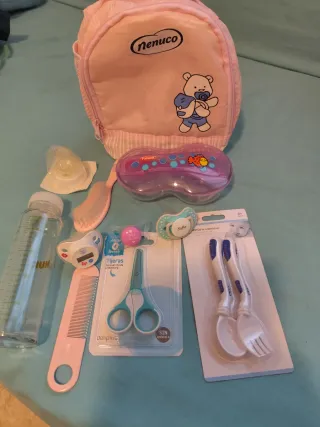 Lote bebé Nenuco: mochila, biberón, peine, tijeras