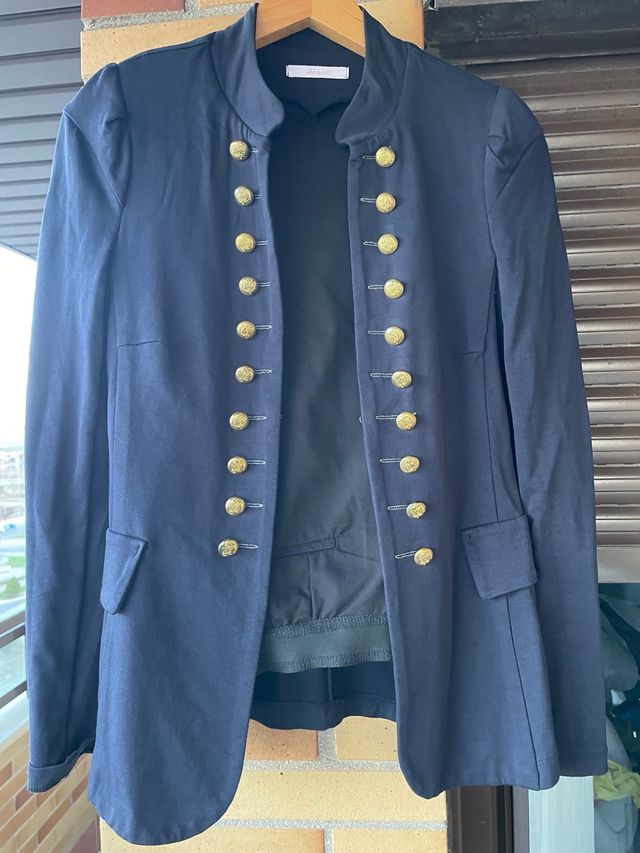 Blazer azul marino con botones dorados