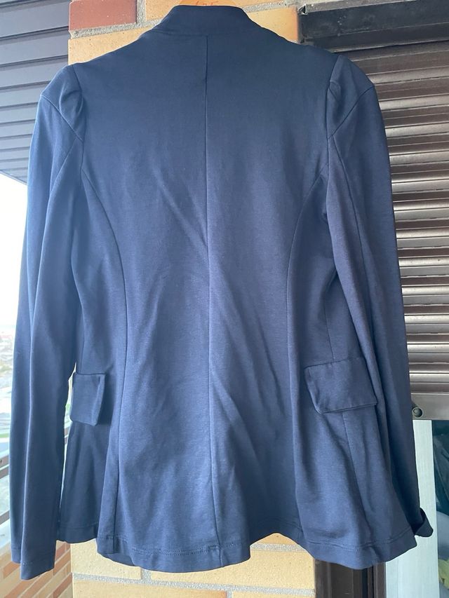 Blazer azul marino con botones dorados