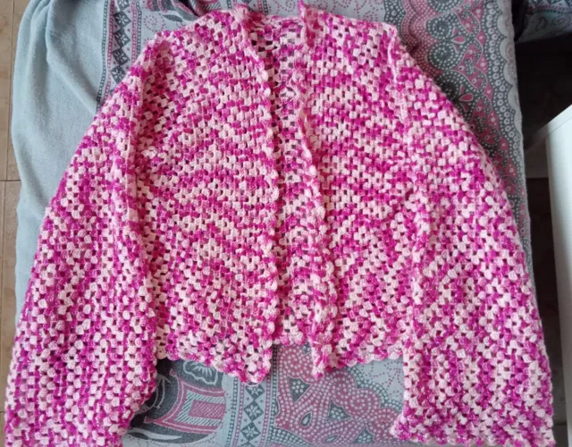 Chaqueta de crochet rosa y blanco hecha a mano