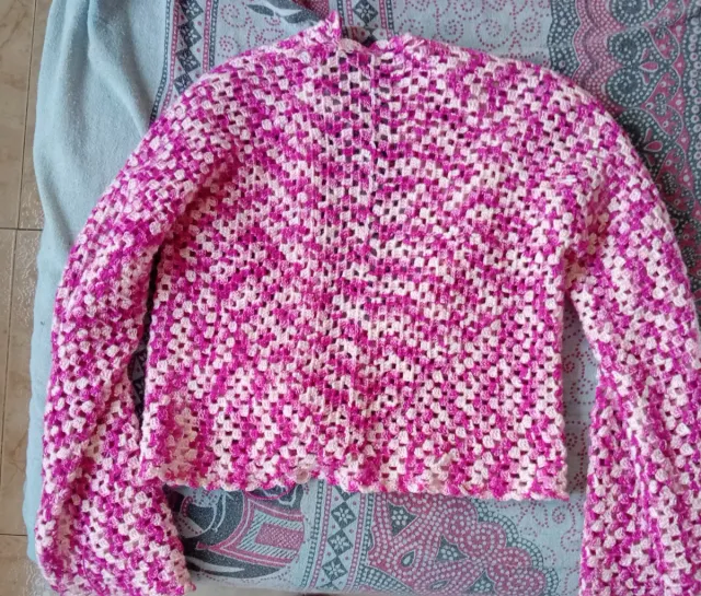 Chaqueta de crochet rosa y blanco hecha a mano