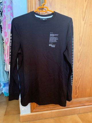 Camiseta deportiva gris con cremallera