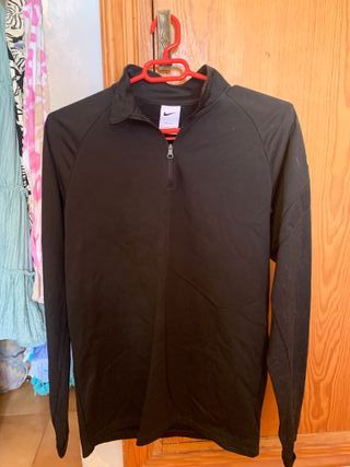 Camiseta deportiva gris con cremallera