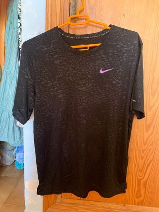 Camiseta deportiva gris con cremallera