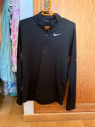 Camiseta deportiva gris con cremallera