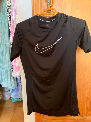 Camiseta deportiva gris con cremallera