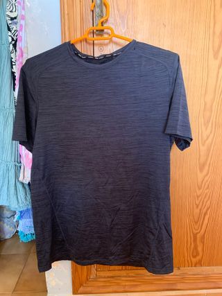 Camiseta deportiva gris con cremallera