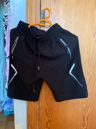 Camiseta deportiva gris con cremallera