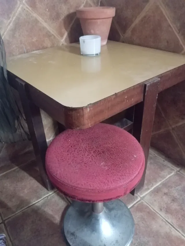 Mesa de madera con 4 taburetes rojos