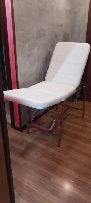 Silla de tatuaje y masaje blanca