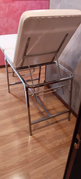 Silla de tatuaje y masaje blanca