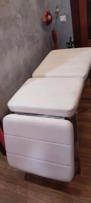 Silla de tatuaje y masaje blanca