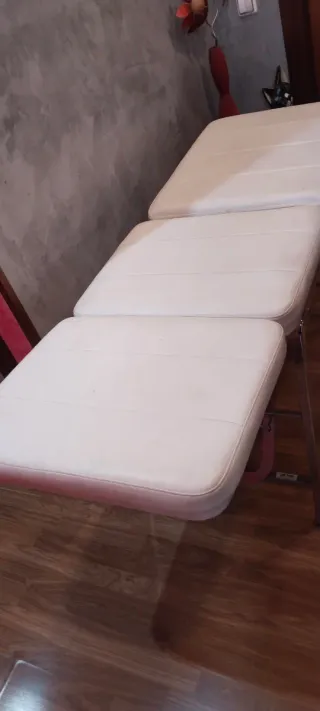 Silla de tatuaje y masaje blanca