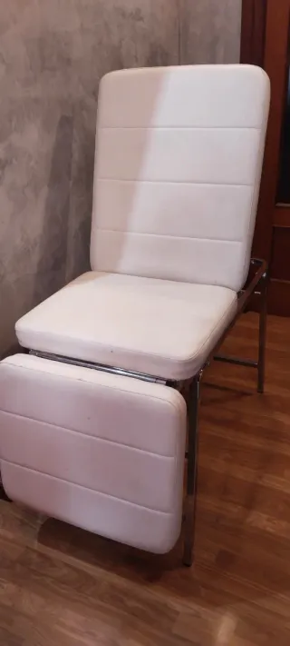 Silla de tatuaje y masaje blanca