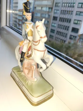 Figura de porcelana guardia ecuestre Lassal