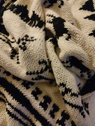 Bufanda de punto beige y negra con flecos