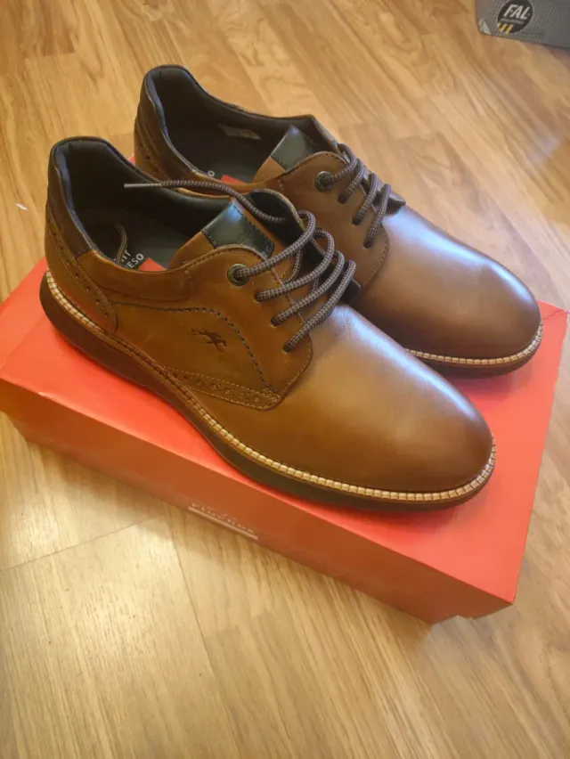Zapatos de vestir marrones nuevos