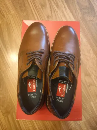 Zapatos de vestir marrones nuevos