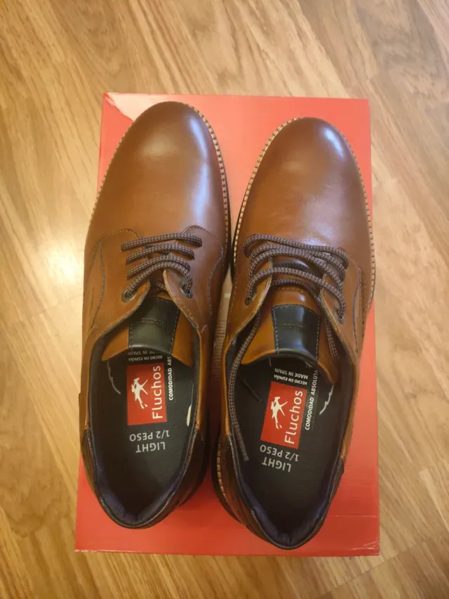 Zapatos de vestir marrones nuevos