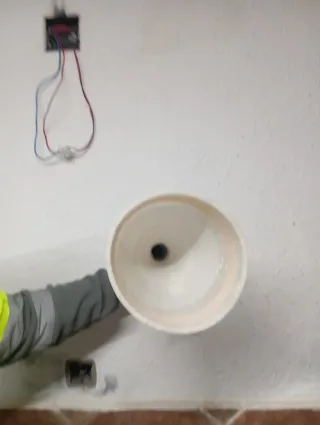 Pistola de pintura con embudo