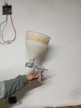 Pistola de pintura con embudo