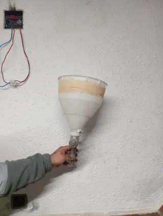 Pistola de pintura con embudo