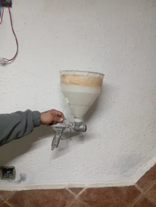 Pistola de pintura con embudo