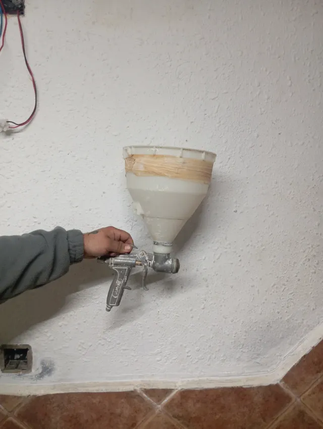 Pistola de pintura con embudo