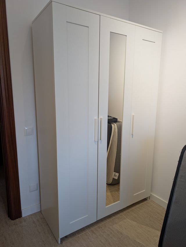 Armario Brimnes 3 puertas Ikea blanco espejo