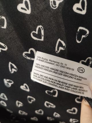 Camisa negra con corazones blancos