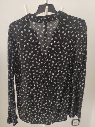 Camisa negra con corazones blancos