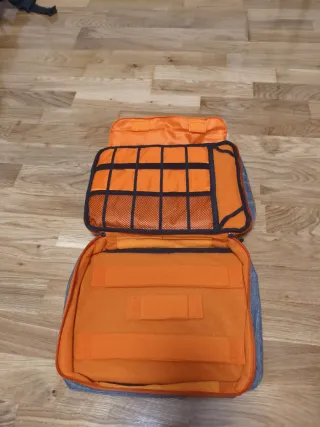 Funda tablet/portátil gris y naranja