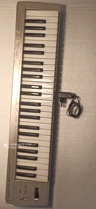 Teclado Roland PC-180A MIDI con alimentador