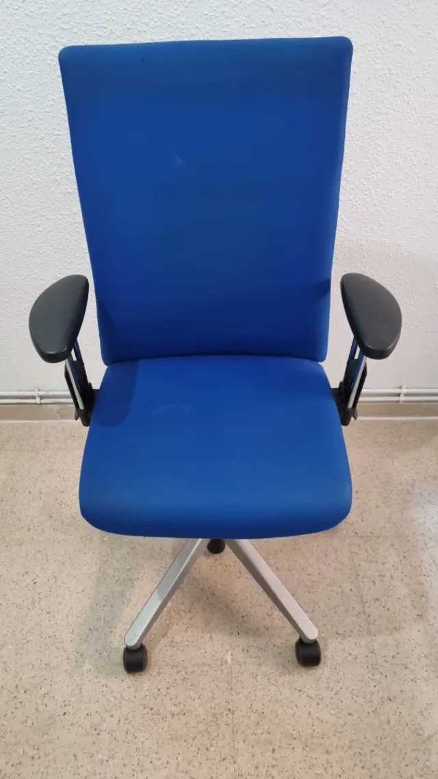 Silla de escritorio azul con ruedas