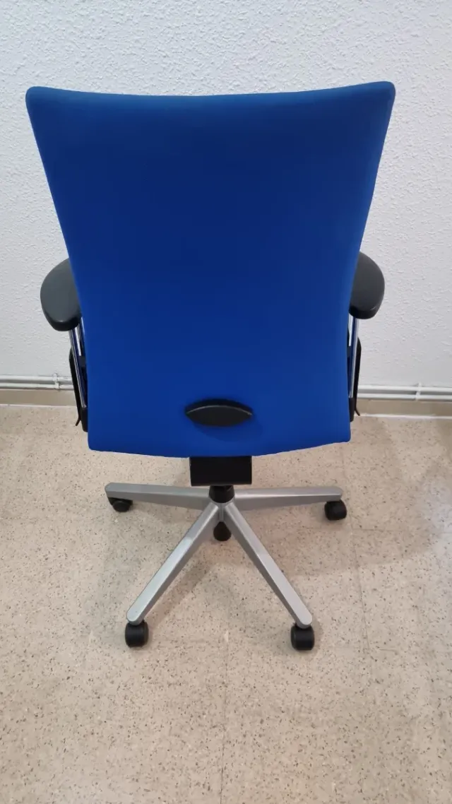 Silla de escritorio azul con ruedas