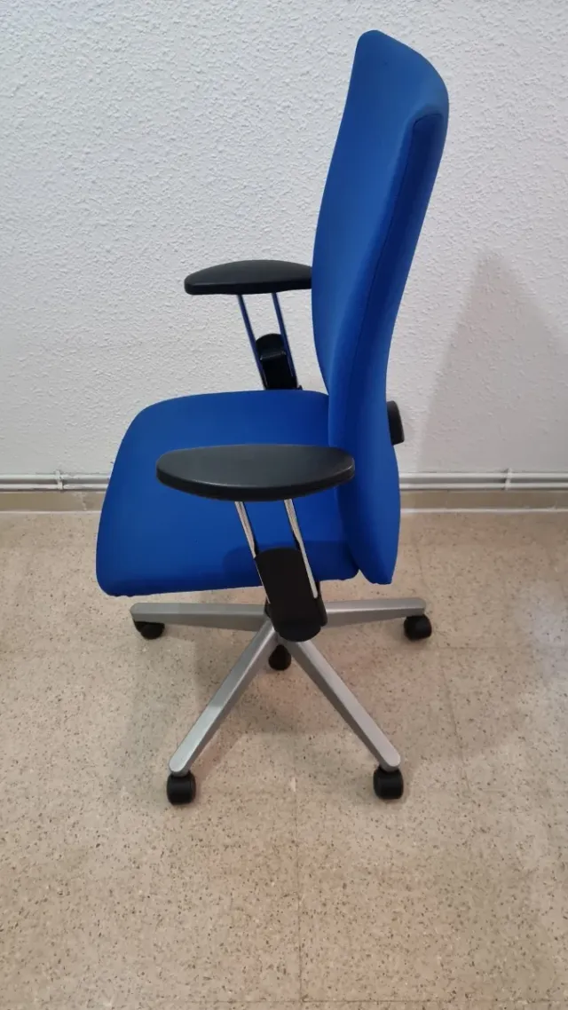 Silla de escritorio azul con ruedas