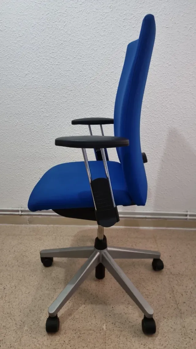 Silla de escritorio azul con ruedas