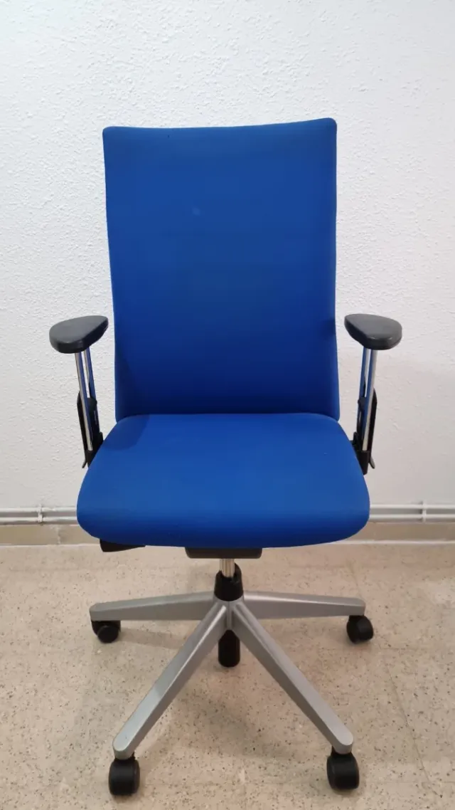 Silla de escritorio azul con ruedas