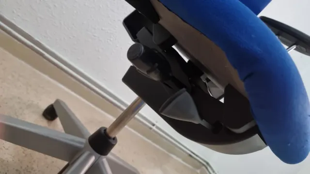 Silla de escritorio azul con ruedas