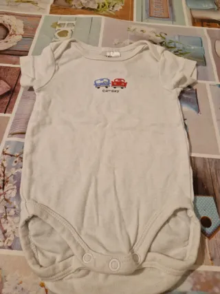 Abbigliamento misto da neonata/o e da bambina/o.