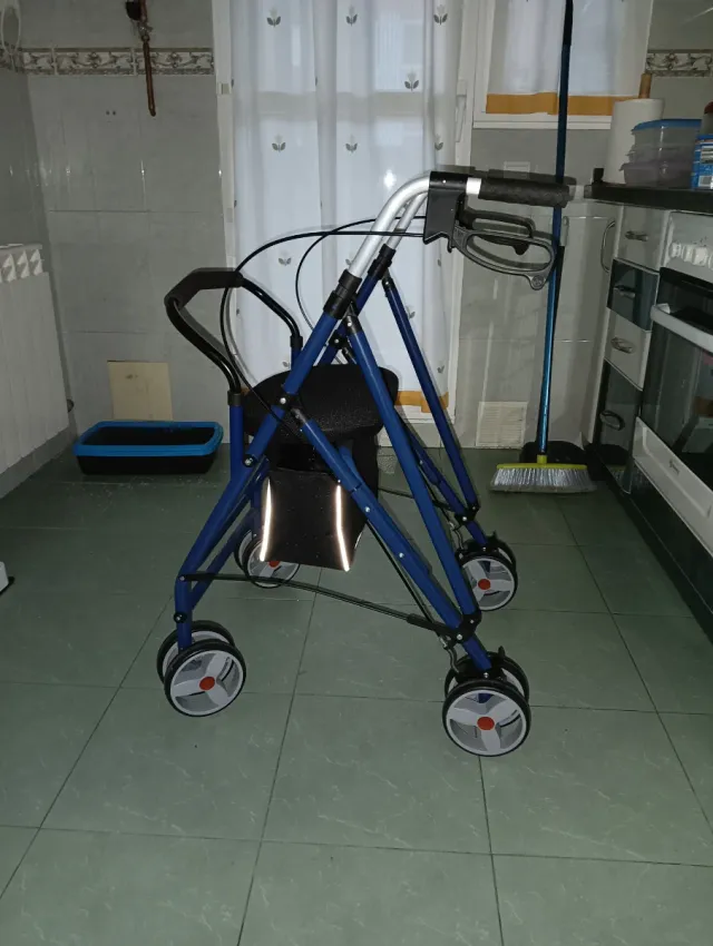 Andador azul con asiento completamente nuevo solo
