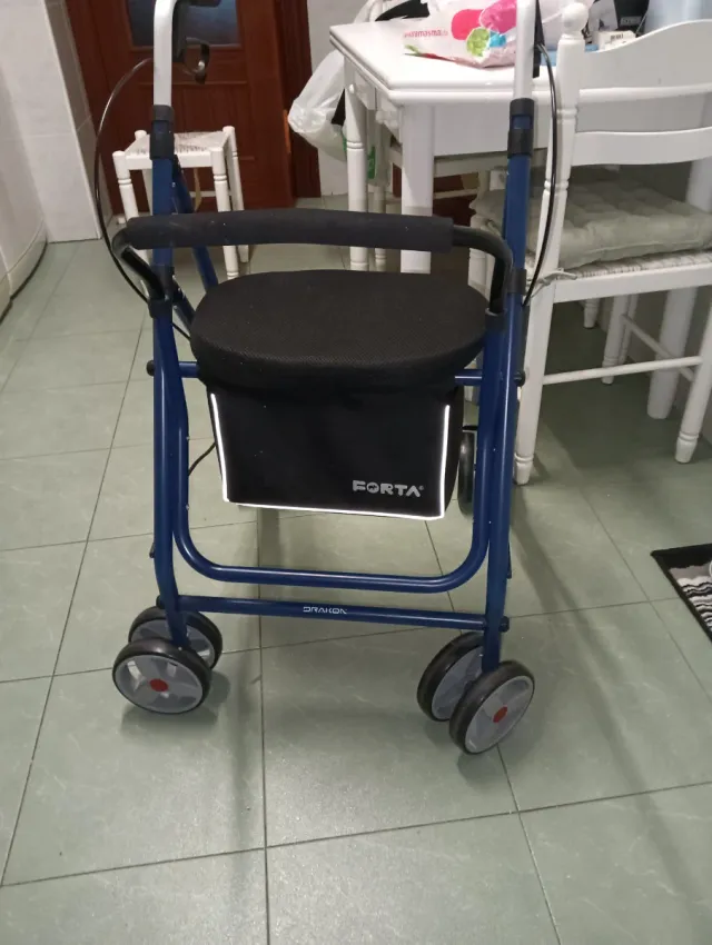 Andador azul con asiento completamente nuevo solo