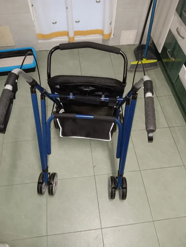 Andador azul con asiento completamente nuevo solo
