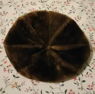 Cappello con visiera in ecopelliccia