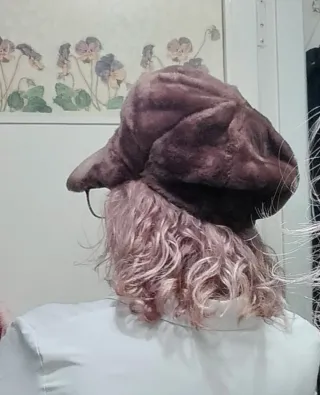 Cappello con visiera in ecopelliccia